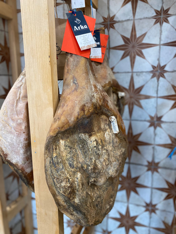 Jambon de porc Manex entier à l'os